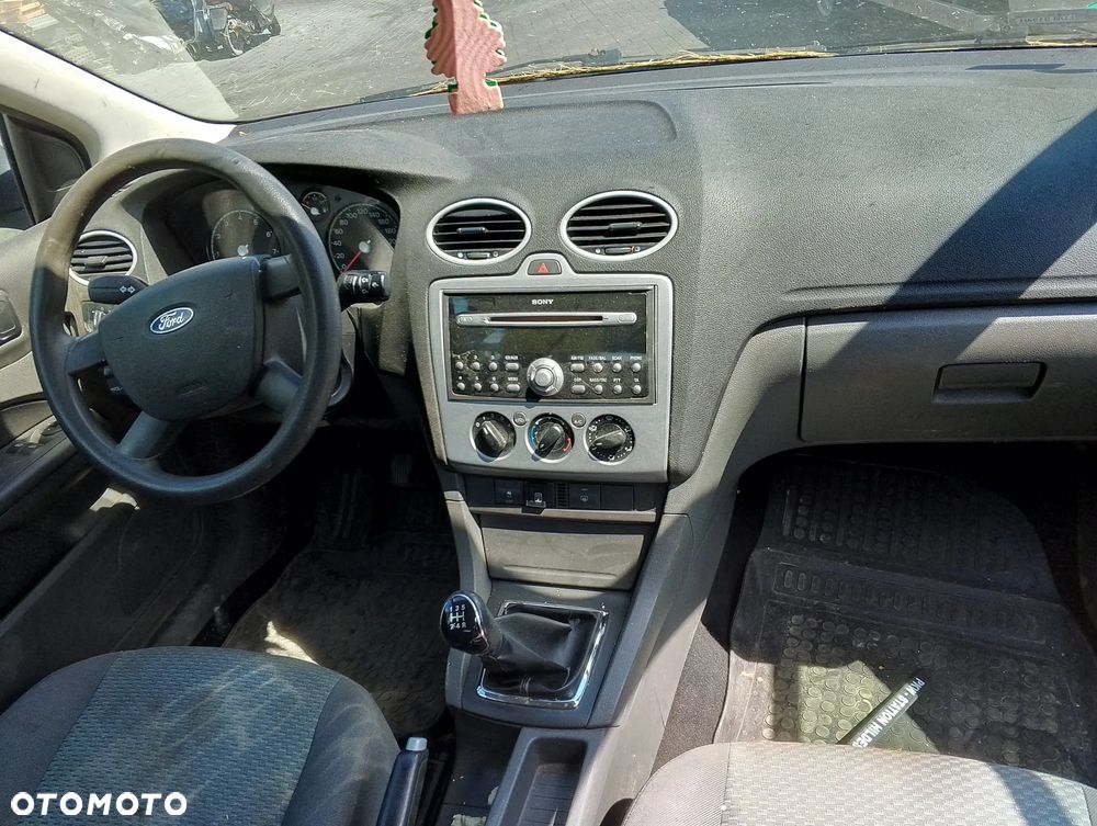 Ford Focus mk2 (04-07r.) 1.6B 100KM. Silnik C16HDEZ Skrzynia CIB5 lakier C6 / 6DYE – Sea Grey.Cały na części. GWARANCJA !!!  Przód Tył Zestaw Komplet Drzwi Klapa Zderzak Błotnik Maska Grill Atrapa Szyba Pas Lampa Lusterko Boczki Fotel Kanapa Kokpit Deska Rozdzielcza Przełącznik Włącznik Sterownik Przewody Wiązka Instalacja Moduł Komputer Czujnik Listwa Pompa Alternator Wtryski Głowica Rozrusznik Kompresor Sprzęgło Dwumas Silnik Skrzynia ABS Klimatyzacji Paliwa Wspomagania Kolektor Turbina Przepustnica Zawór Chłodnica Koło Hak Belka Sanki Zawieszenie Mcpherson Półoś Amortyzator Wydech Tłumik Zacisk Most - 7