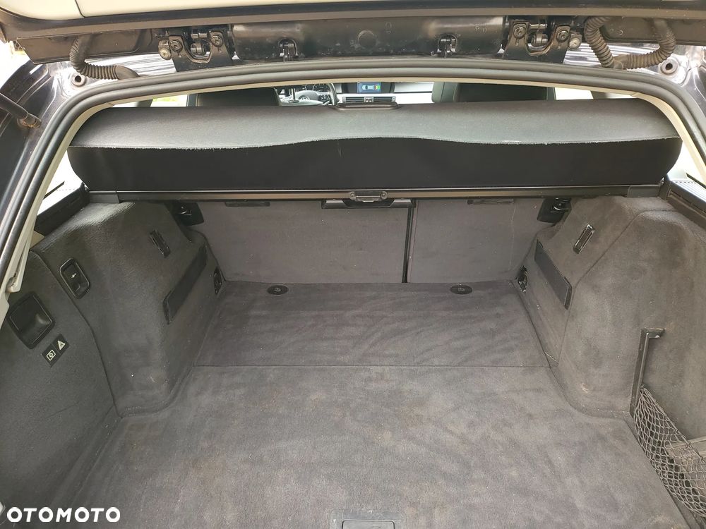 BMW Seria 3 318i Touring - 34
