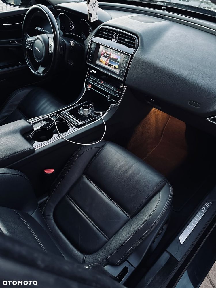 Jaguar XE 20d Prestige - 7