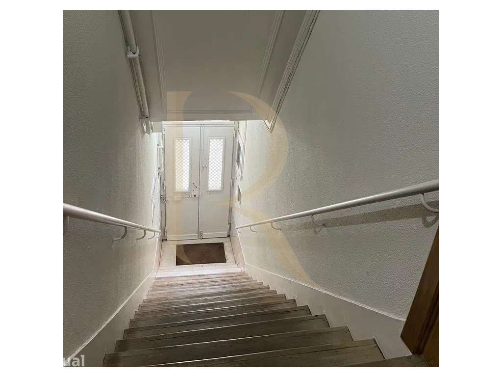 Prédio com 3 pisos na zona histórica de Setúbal - Grande imagem: 4/21