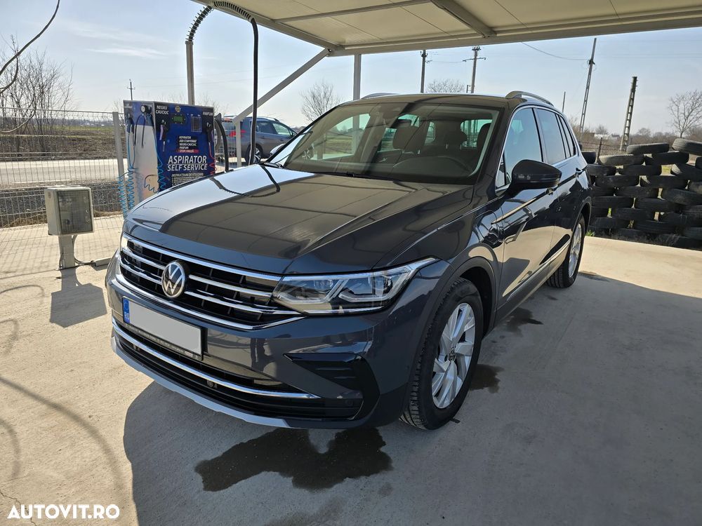 Volkswagen Tiguan - 1