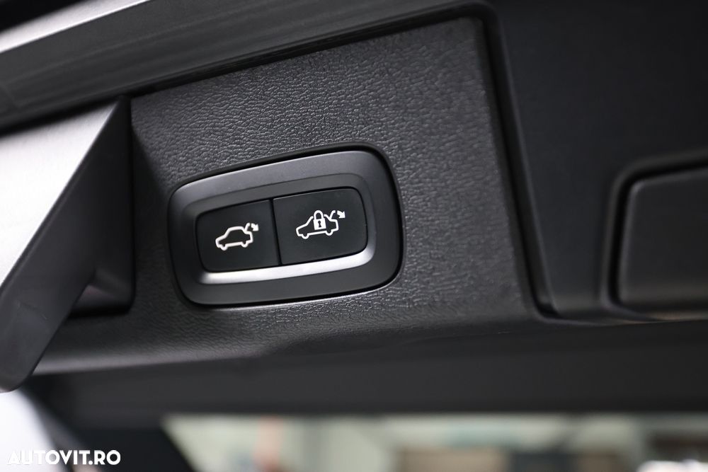 Volvo XC 60 B4 MHEV AWD R-Design - 13