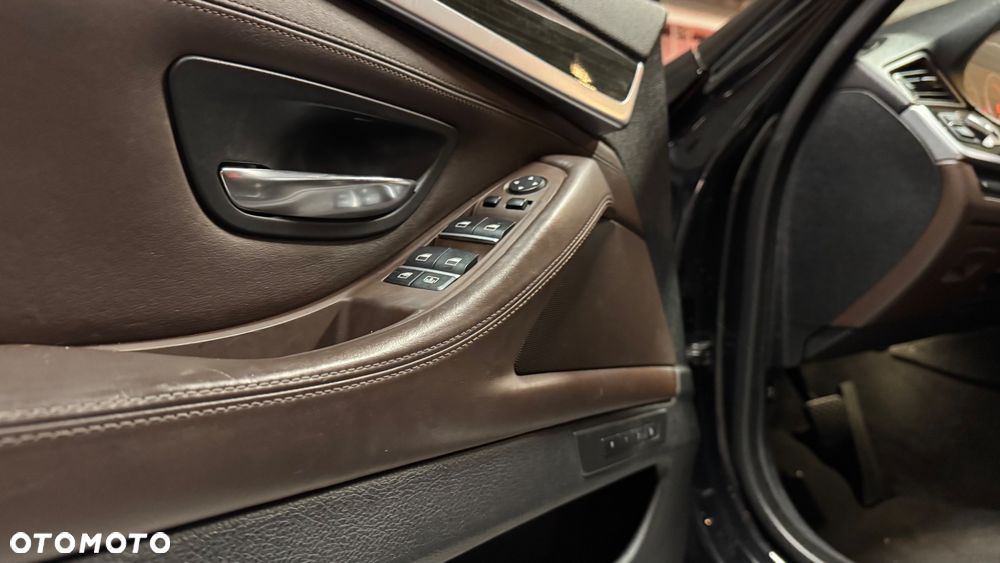 BMW Seria 5 550i xDrive - 14