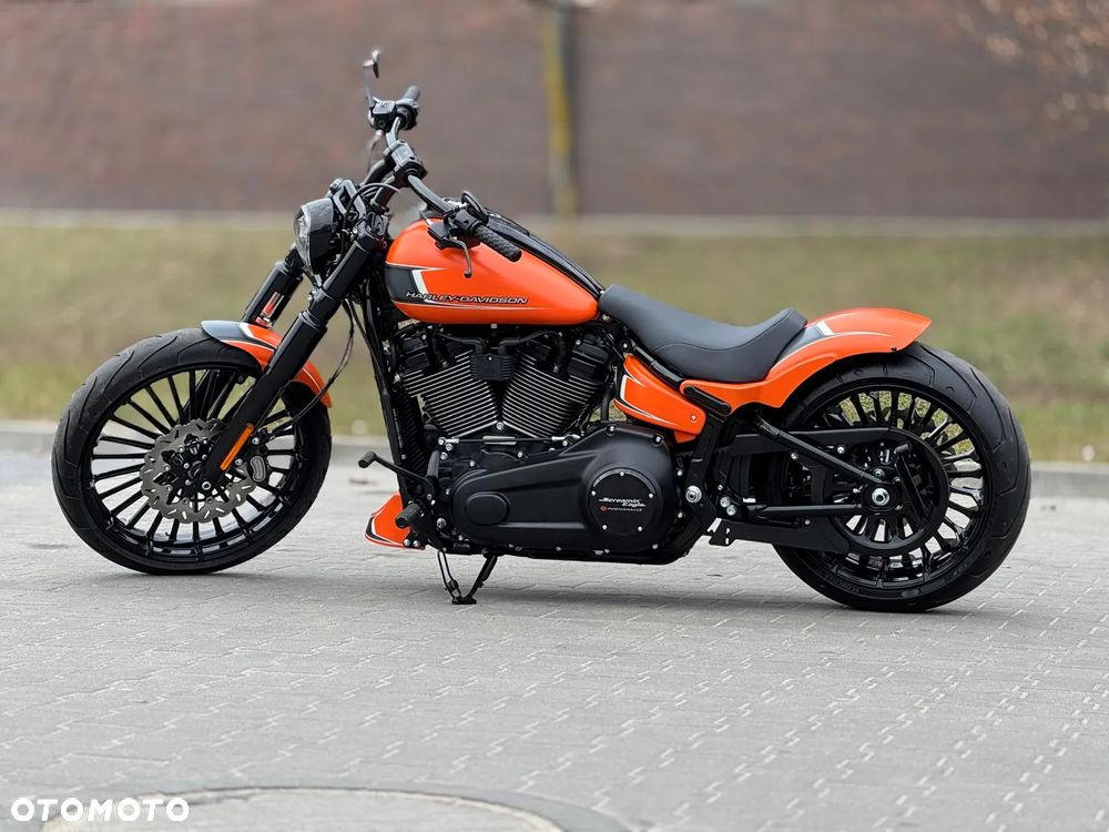 Harley-Davidson Softail Breakout - 34