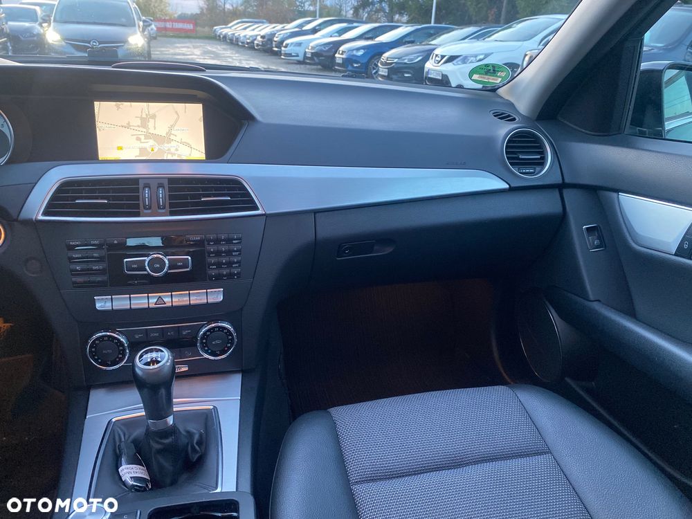 Mercedes-Benz Klasa C 180 CGI BlueEFFICIENCY Avantgarde - 32
