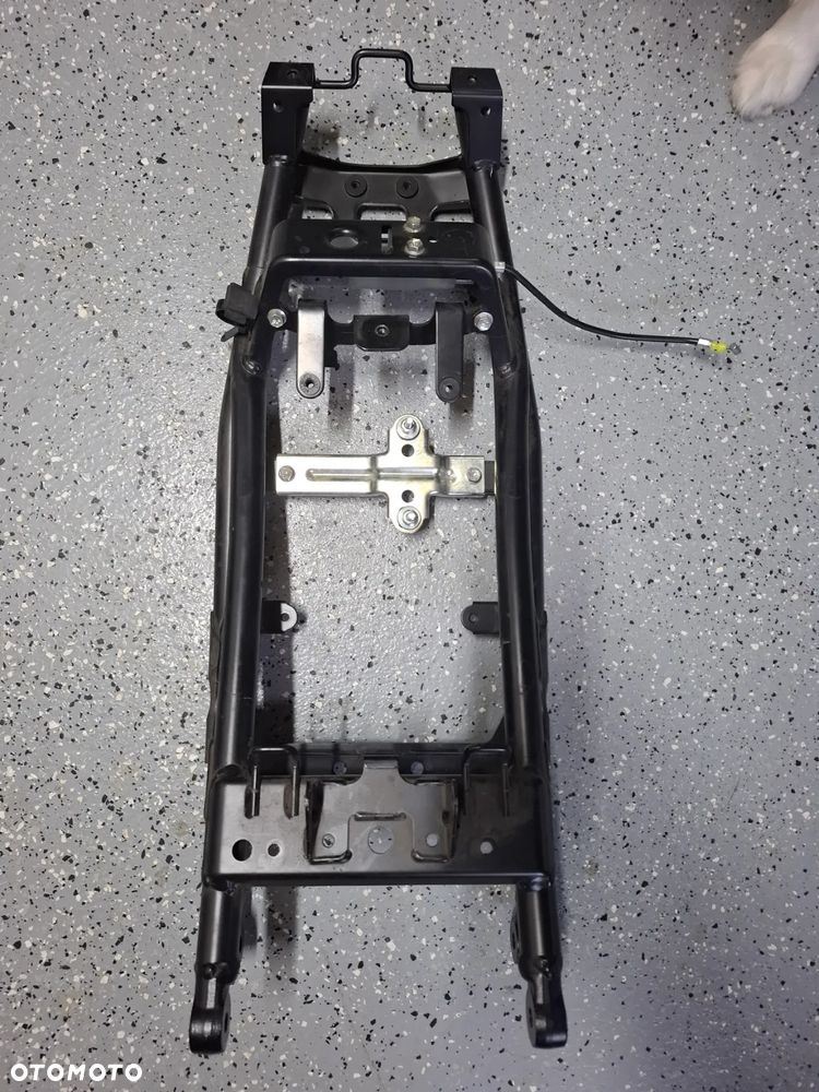 Suzuki GSXS 1000 stelaż ogon zadupek - 1