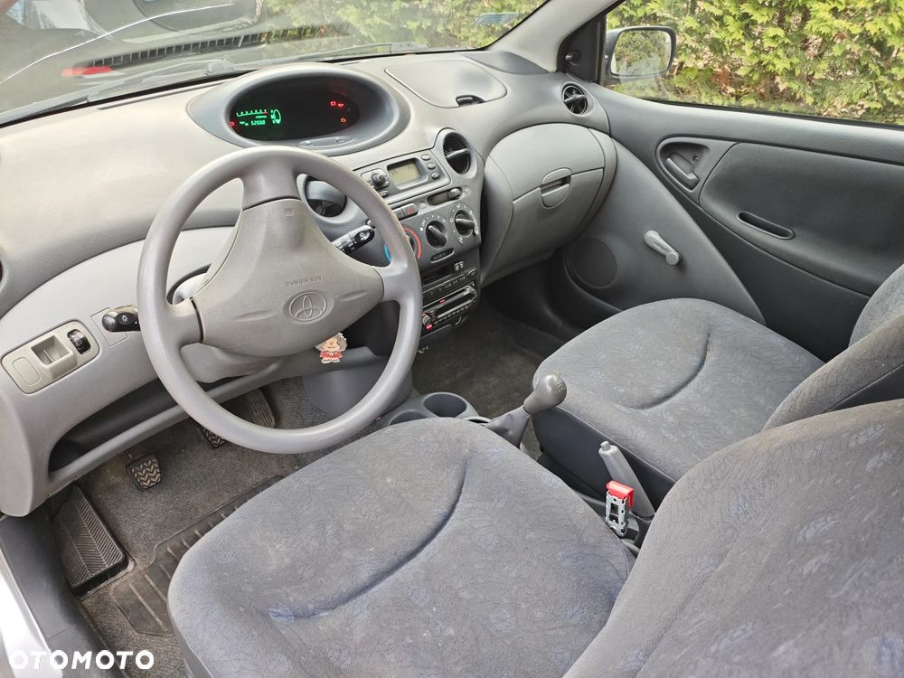 Toyota Yaris 1.0 Base - 8