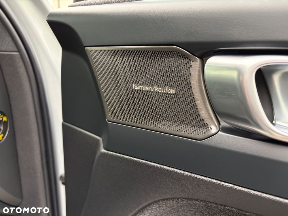 Volvo XC 40 B3 B DKG Ultra Black Edition - 16
