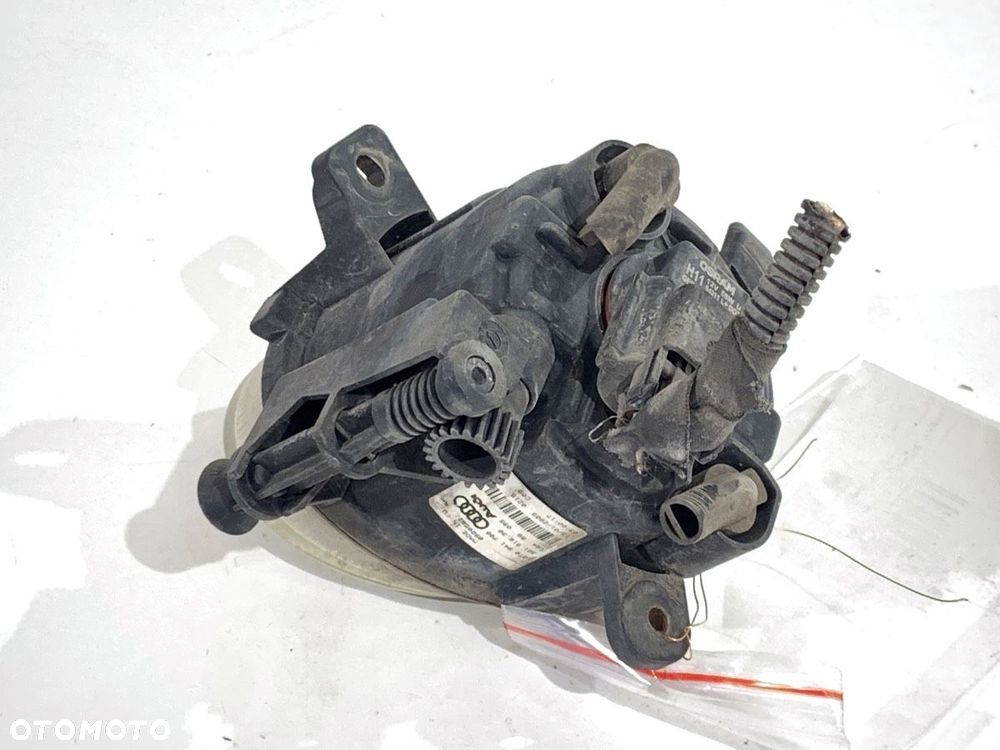 HALOGEN PRAWY PRZÓD  AUDI A4 B8 (8K2) 2007 - 2015 2.0 TDI 105 kW [143 KM] olej napędowy 2007 - - 3