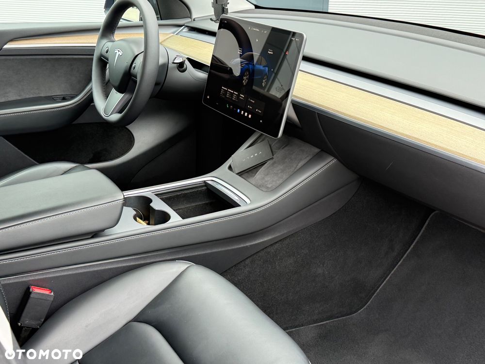 Tesla Model Y - 9