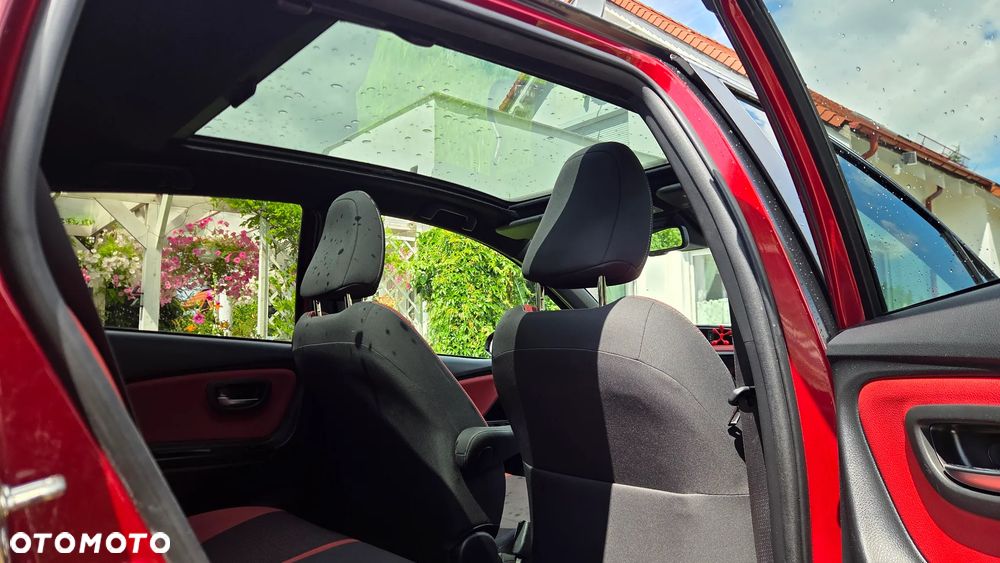 Toyota Yaris Hybrid 100 Selection - 13