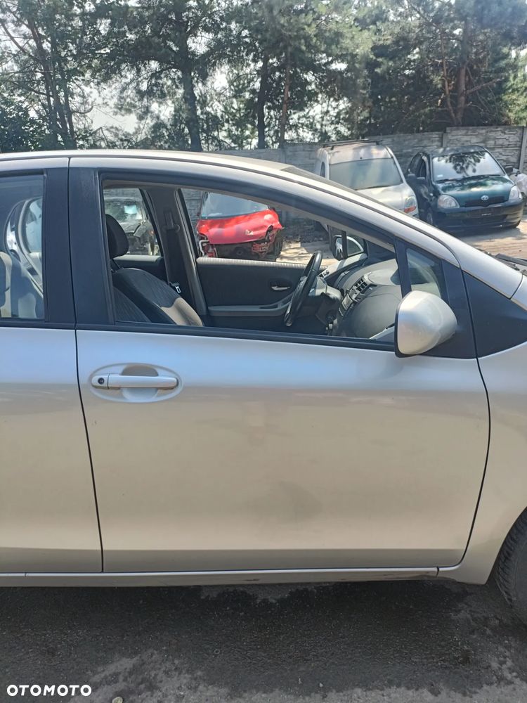 TOYOTA YARIS II 05-11 LIFT 2009 r. 1E7 5D HB drzwi prawy przód PP srebrne * - 1