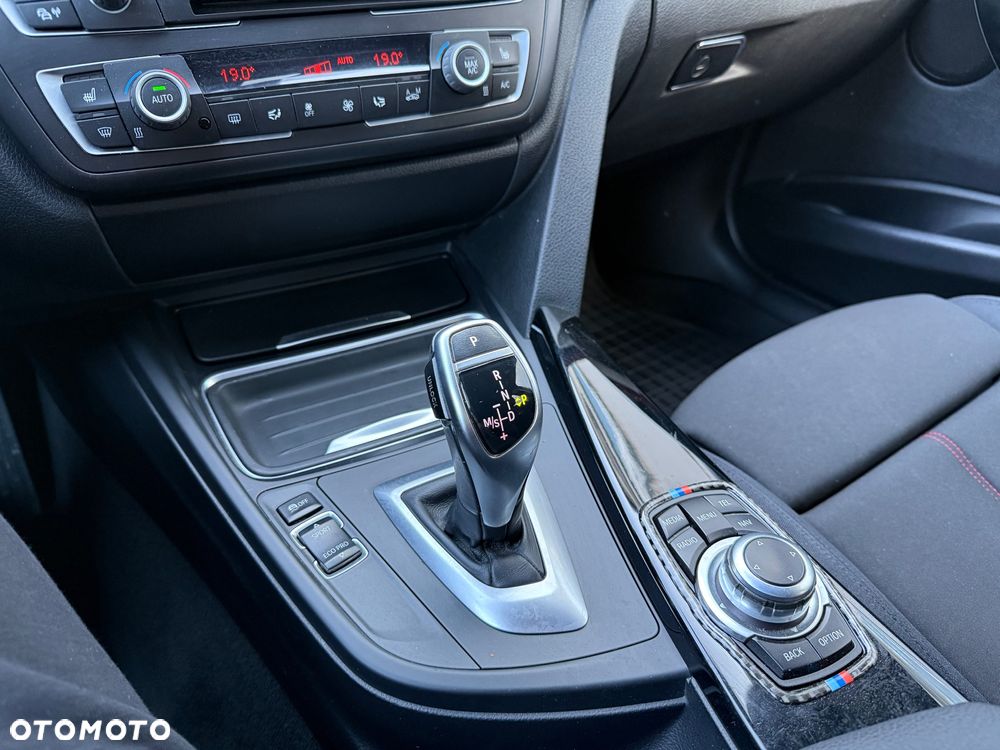 BMW Seria 3 320d DPF Touring Edition Sport - 13