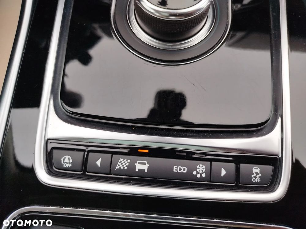 Jaguar XE 25t Prestige - 18