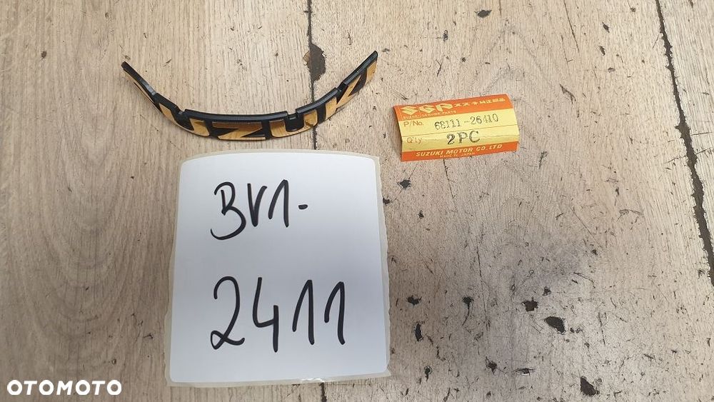 Emblemat Suzuki ZR50 SLK  68111-26410