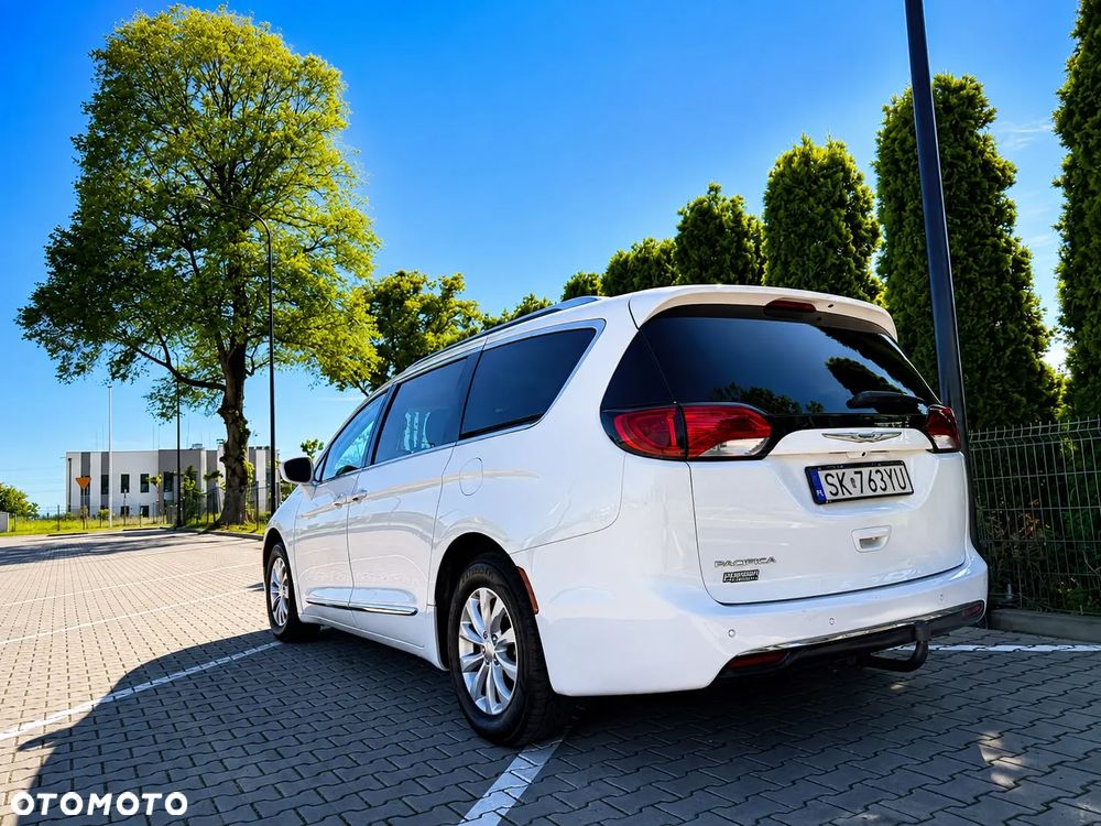 Chrysler Pacifica - 2