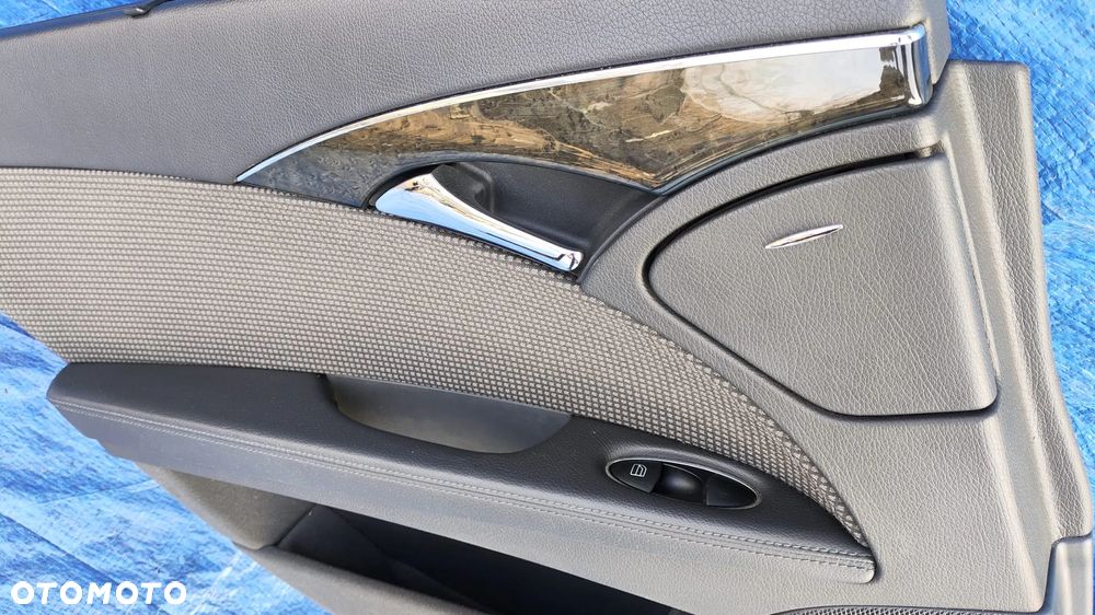 BOCZKI BOCZEK TAPICERKA DRZWI LEWY PRAWY TYŁ ROLETA ŻALUZJA KOMPLET A2118100520 A2118100620 A2117302663 A2118100830 A2117302563 A2118100730 MERCEDES E-KLASA W211 - 7