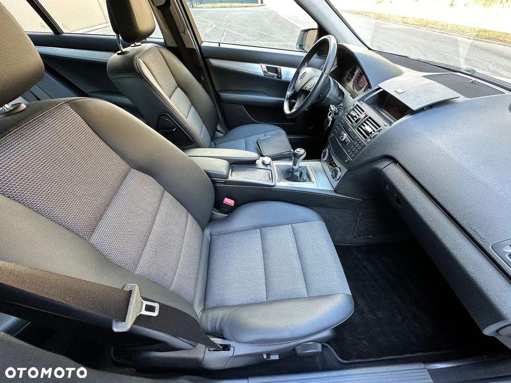 Mercedes-Benz Klasa C 180 K BlueEff Elegance - 29