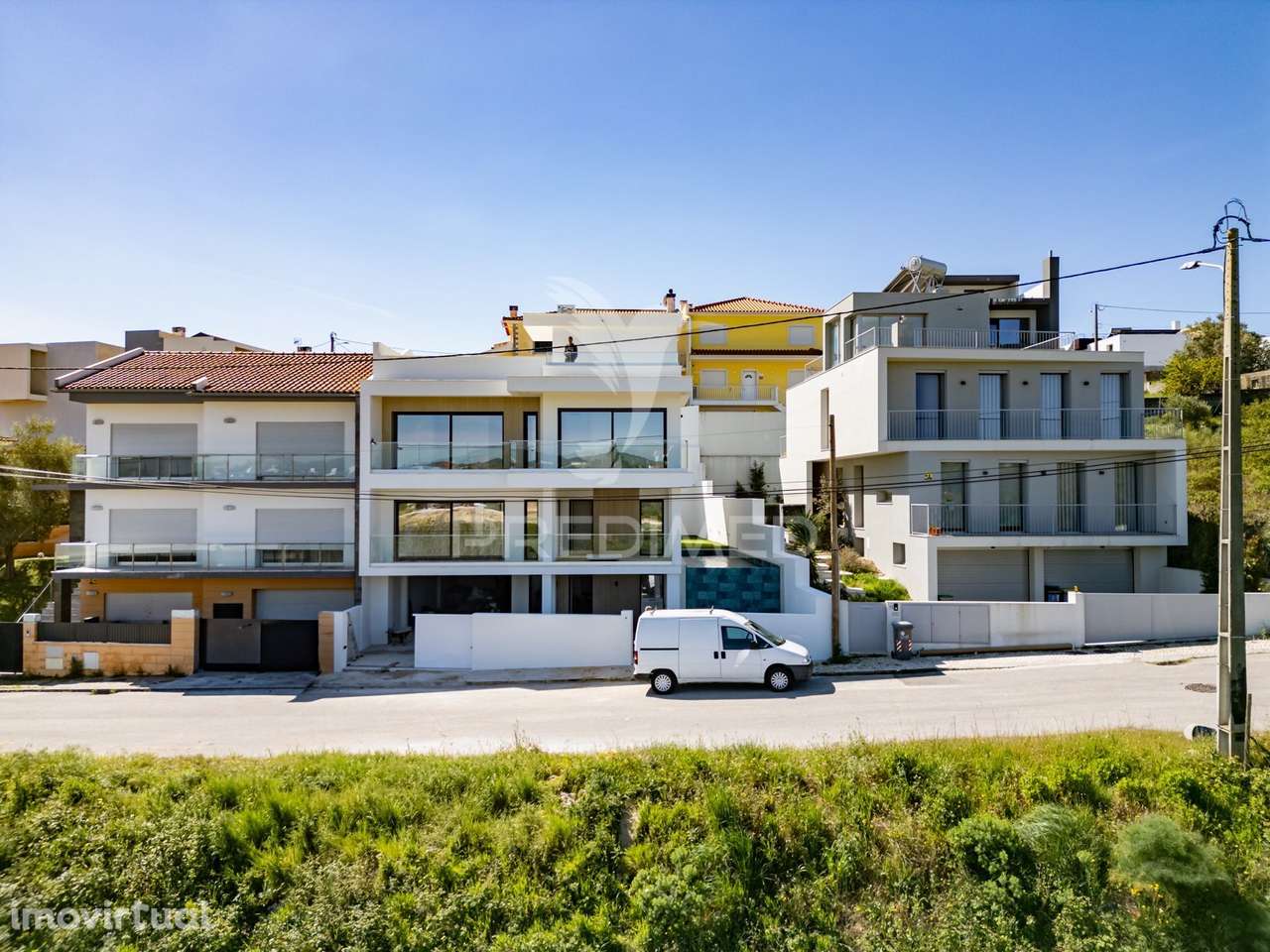 Moradia de 3 Pisos com Vista Rio com Piscina - Grande imagem: 2/39