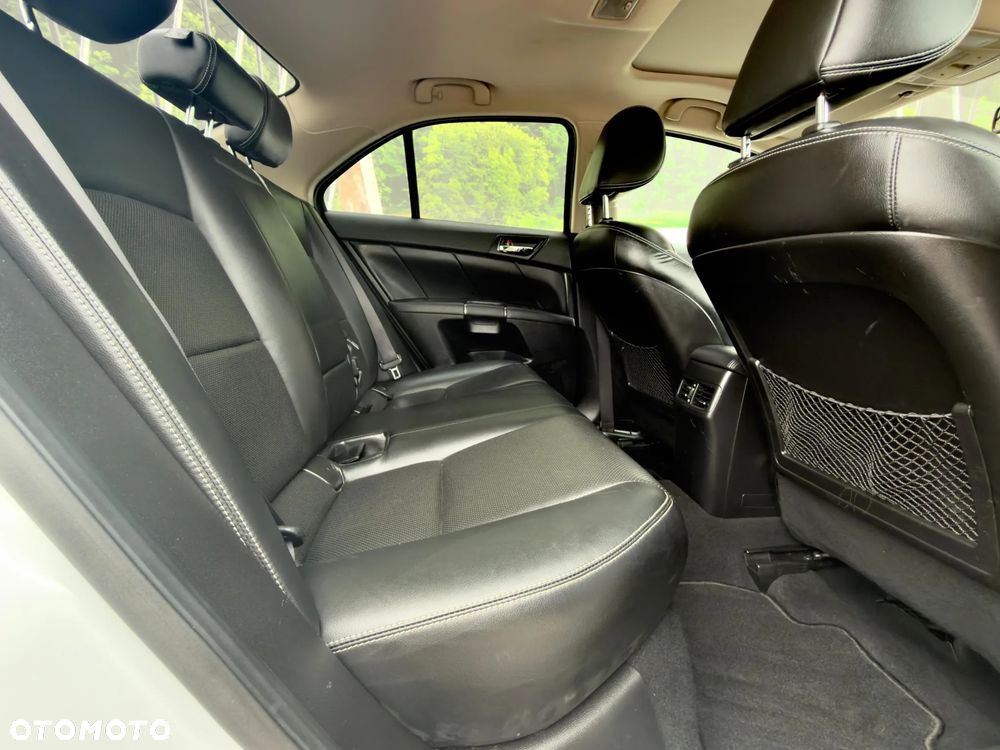 Suzuki Kizashi 2.4 4x4 CVT Sport - 24