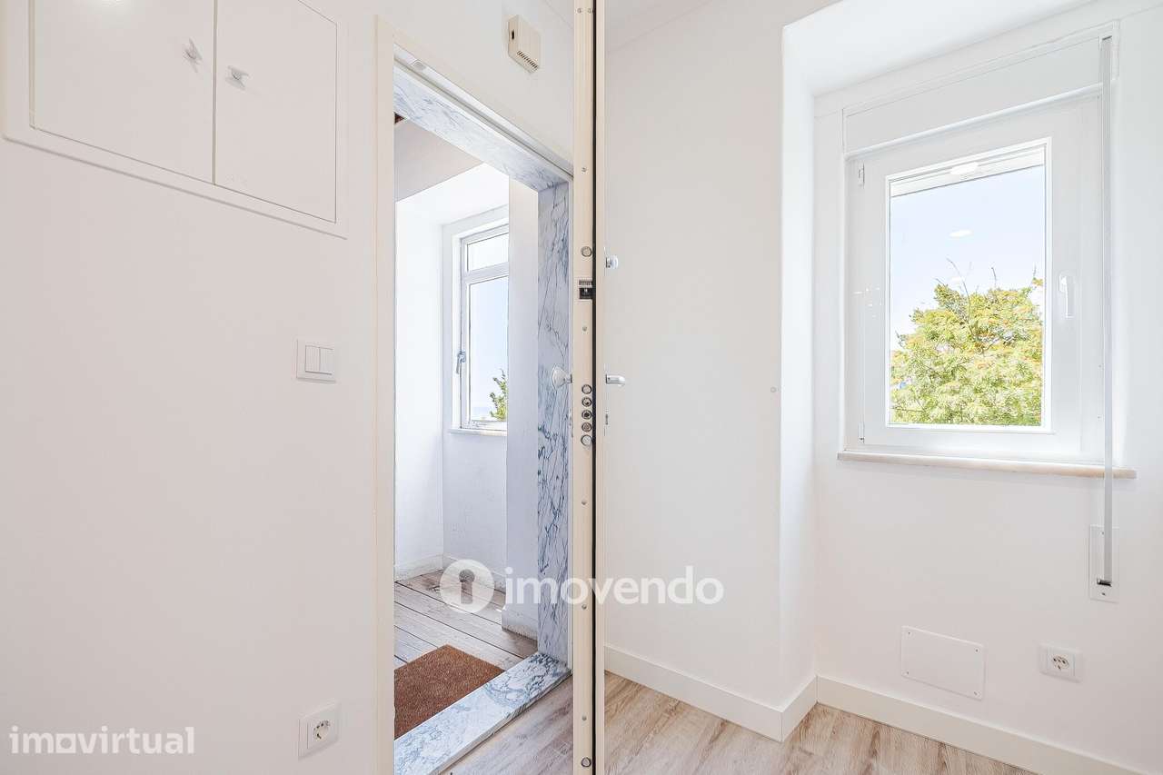 Apartamento T2 totalmente remodelado, com cozinha equipada, em Algés - Grande imagem: 4/37