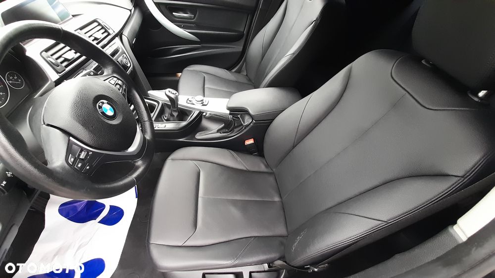 BMW Seria 3 318d Touring - 16