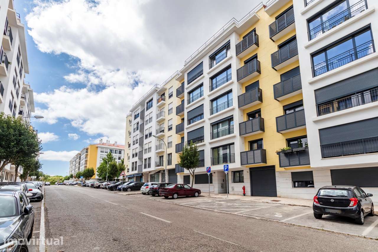 Apartamento T2 c/ Suíte, Varandas e Wallbox na Urbanização da Atalaia, - Grande imagem: 2/47