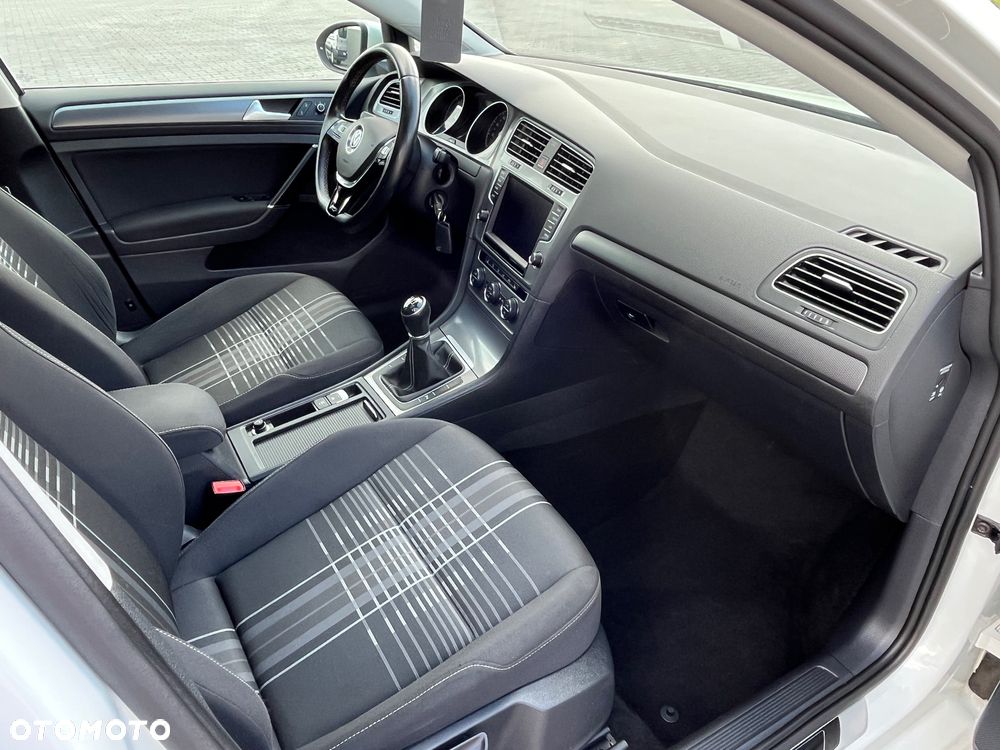 Volkswagen Golf 1.6 TDI BlueMotion Technology Lounge - 21