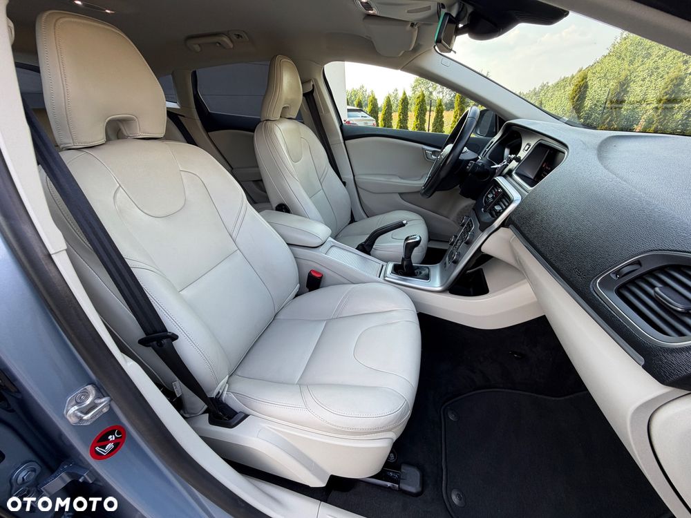 Volvo V40 D3 Momentum - 28