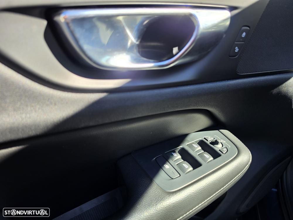 Volvo V60 2.0 B4 Momentum Geartronic — fotografia 14