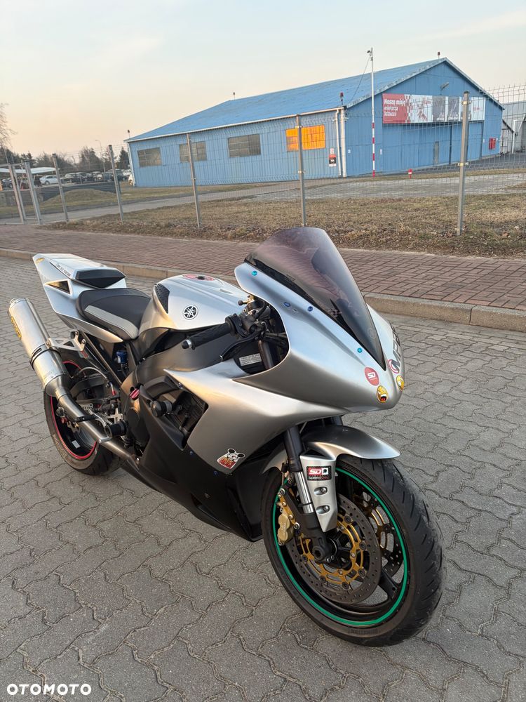 Yamaha R1 - 16