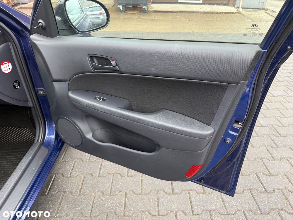 Hyundai i30 1.4 Base + - 17