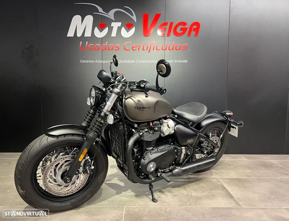 Triumph Bonneville Bobber Black - 3