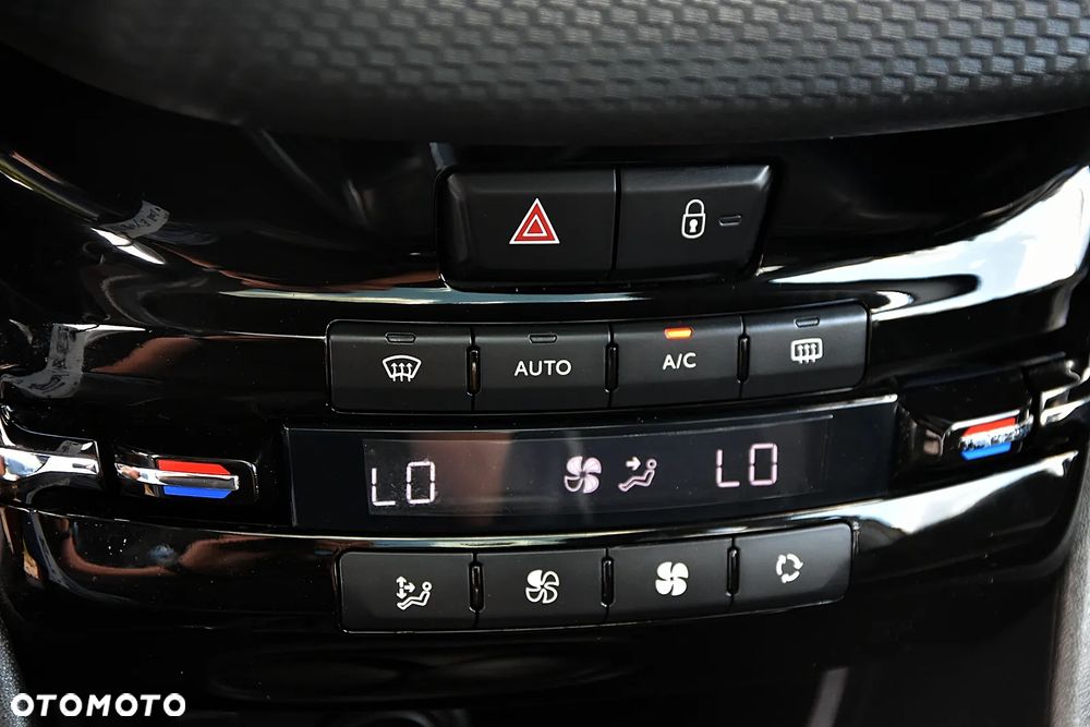 Peugeot 2008 1.2 Pure Tech Allure S&S - 14