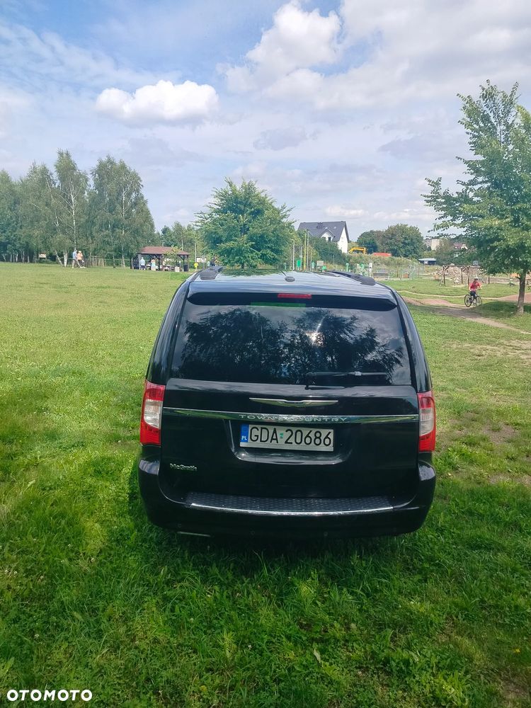 Chrysler Town & Country - 4