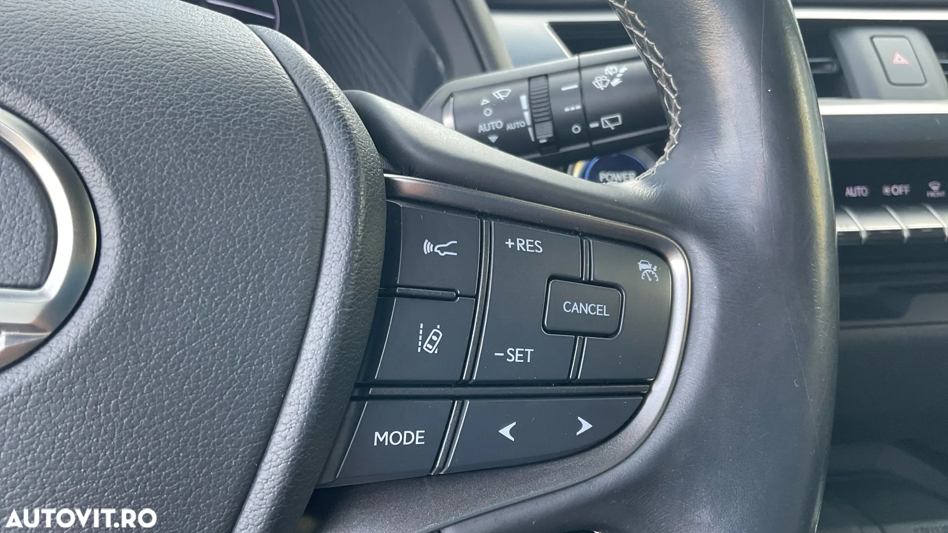 Lexus UX 250h Business Edition - 11