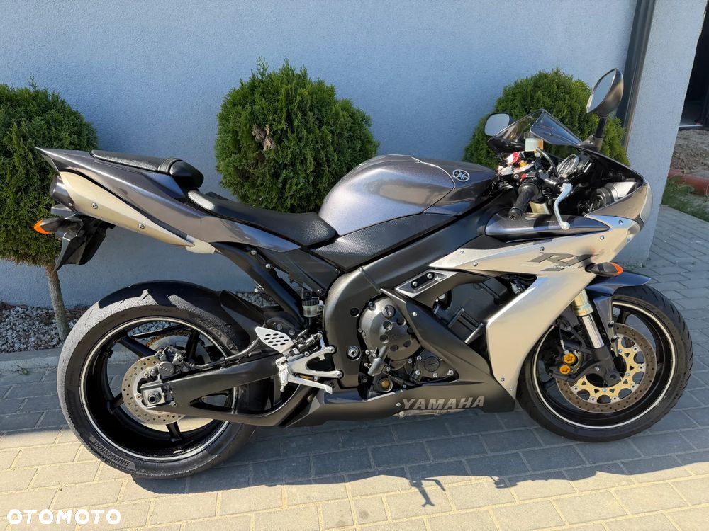 Yamaha R1 - 4