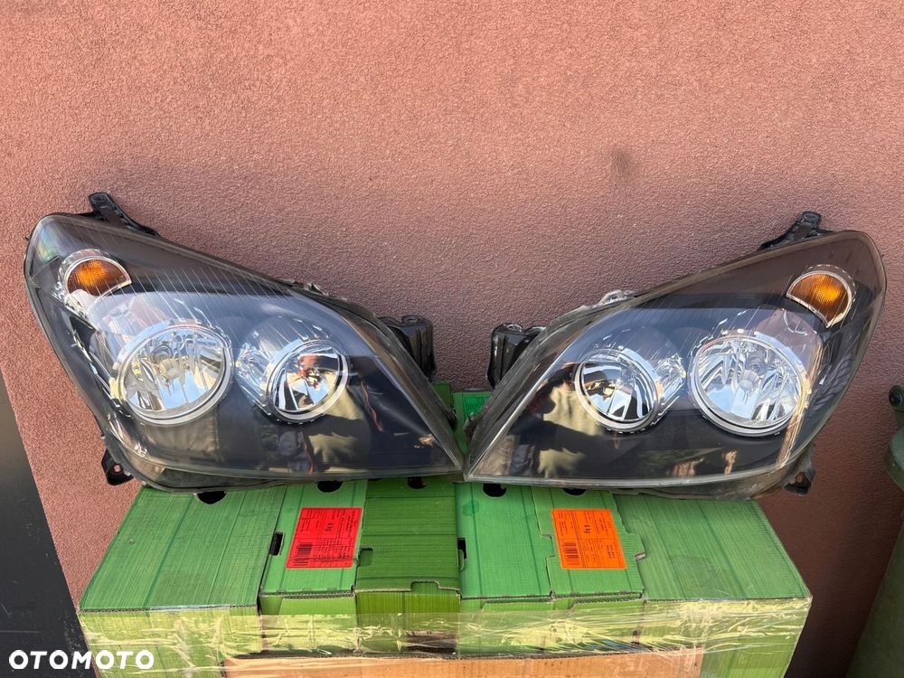 Lampa przednia OPEL ASTRA III H KOMPLET EUROPA ORYGINALNE HELLA