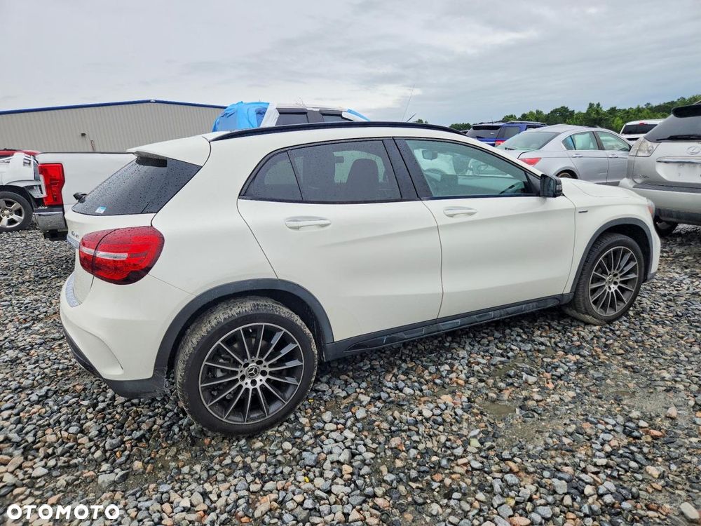 Mercedes-Benz GLA 250 7G-DCT - 3