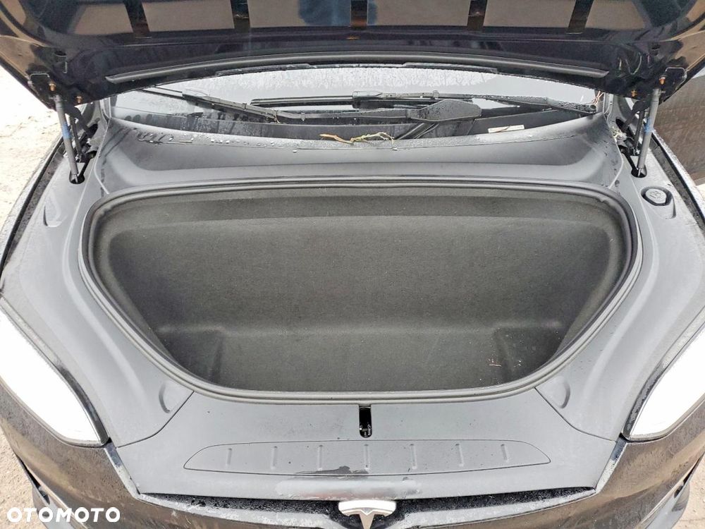 Tesla Model X - 9