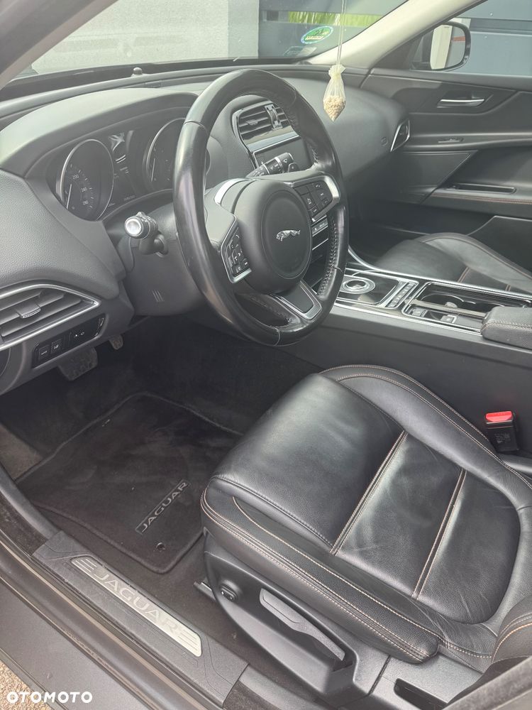 Jaguar XE 2.0 D Prestige - 6