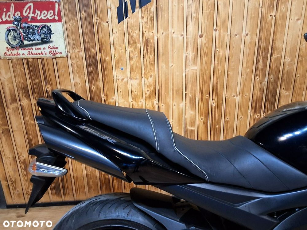 Suzuki GSR - 9