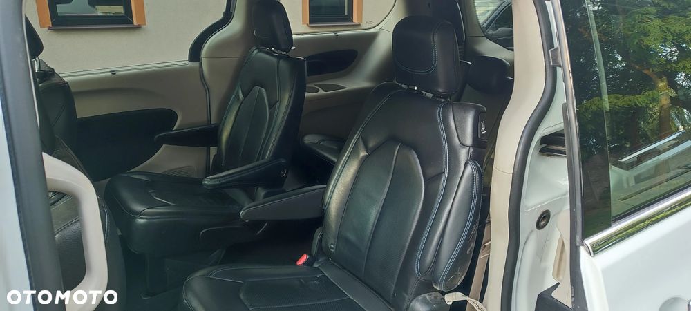 Chrysler Pacifica - 16