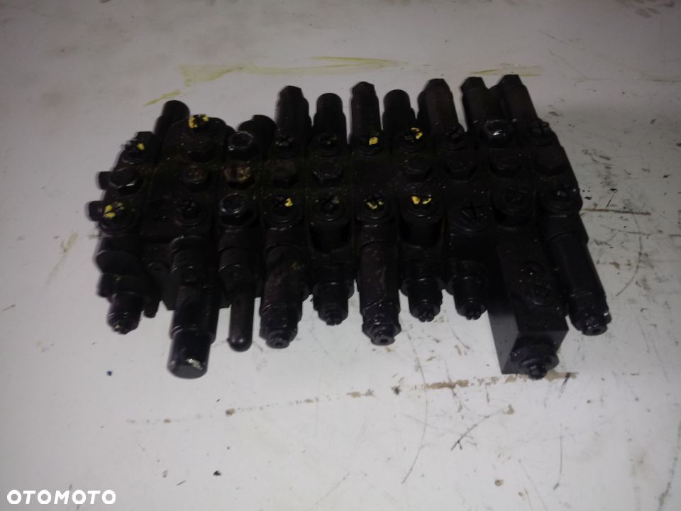 Rozdzielacz hydrauliczny Neuson Kramer 002253315 10 Sekcji - 7