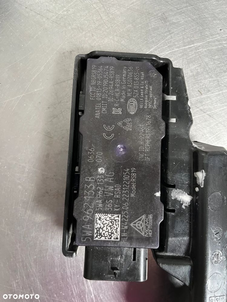 SKODA OCTAVIA IV PROWADNICA ŚLIZG ZDERZAKA LEWY  5E3807183 moduł 5WA962133B - 2