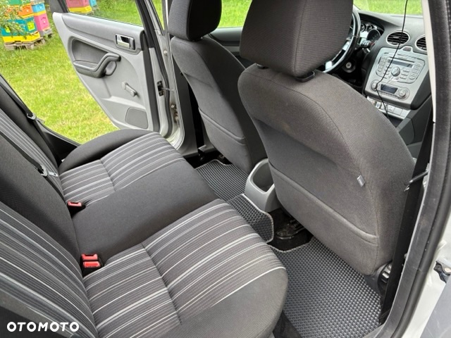 Ford Focus 1.6 16V Trend - 14