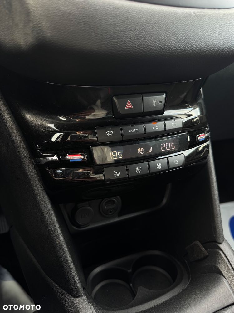 Peugeot 208 1.2 VTi Style - 29
