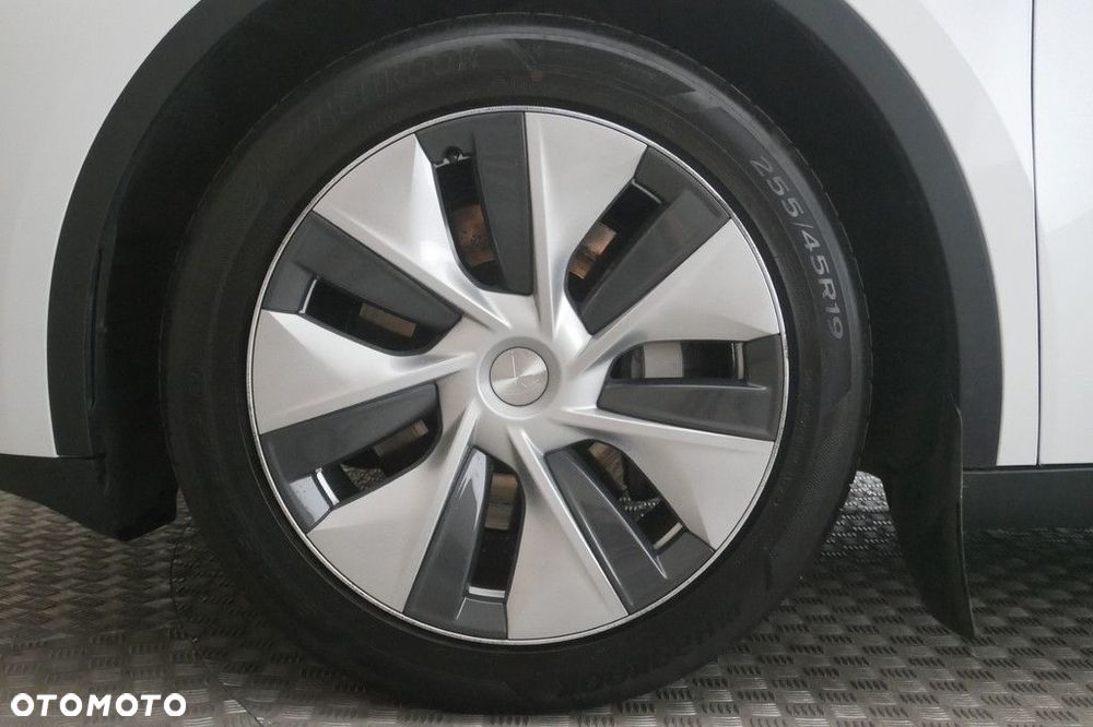 Tesla Model Y - 14