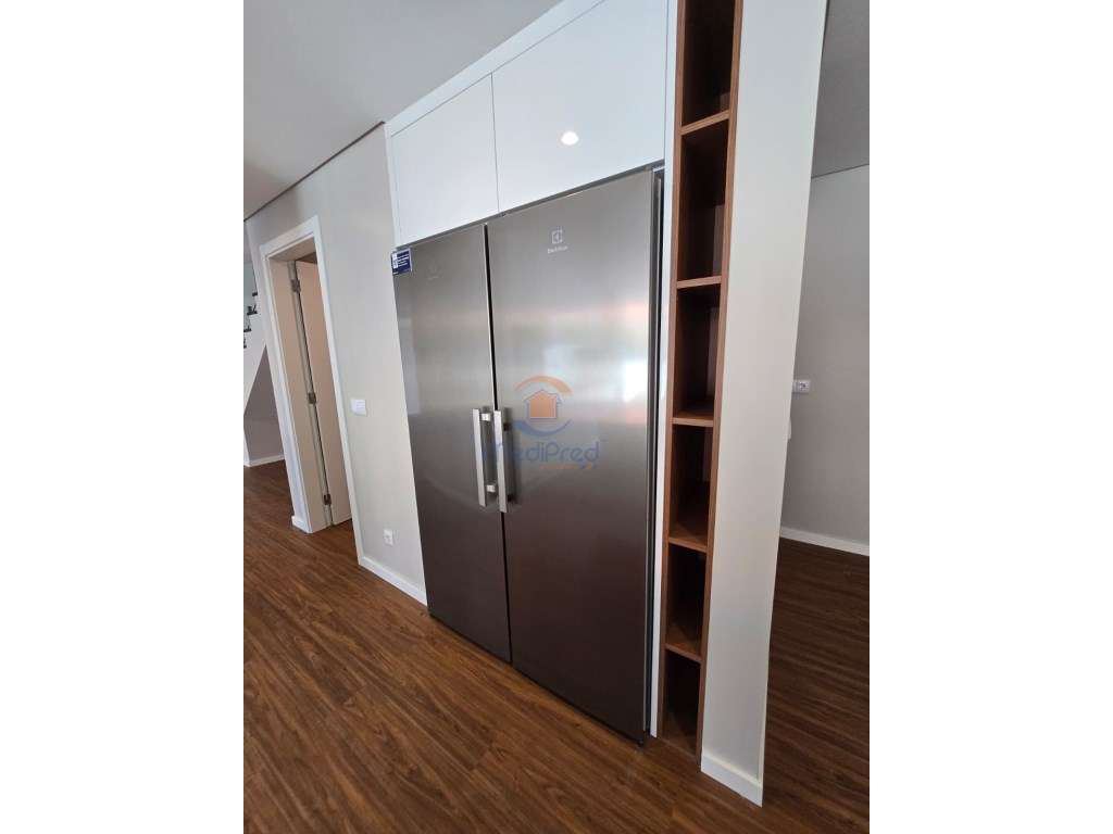 Moradia T3+1 NOVA, com Rooftop de 45 m2 | Famões, Odivelas - Grande imagem: 3/47