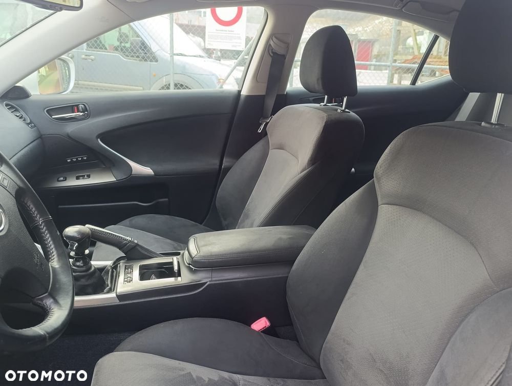 Lexus IS 220d - 9